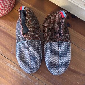 Like new! Bombas Multicolor Woven Slippers- size women’s Medium